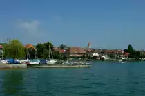 Hagnau am Bodensee, Blick von der Schiffsanlegestelle auf den Wein-und Fischerort, hat die �lteste Winzergenossenschaft in Baden und die gr��te am Bodensee, Aug.2011