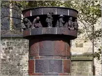 Der Text an der Bekr�nung der Ablufts�ule vor der Johanniskirche in Osnabr�ck lautet:  Der Tod frisst alle Menschenkind’, fragt nicht wes Stand und Ehr’ sie sind. Der Tod fragt nicht nach Zeit, w�rgt alt’ und junge Leut’.  10.09.2011