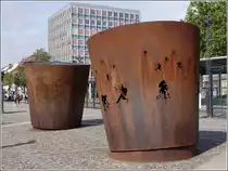 Die  Battle Drums  des amerikanischen K�nstlers Dennis Oppenheim vor dem Hauptbahnhof in Osnabr�ck. Sie drehen sich und sind abends von innen beleuchtet. Dann werfen sie Krieger und Speere auf das Pflaster. Jede Trommel ist 2,7 m hoch und hat einen ebensolchen Durchmesser. Die  Battle Drums  wurden 2009 in Erinnerung an die im Jahre 9 stattgefundene Varusschlacht im nahen Kalkriese aufgestellt. 10.09.2011