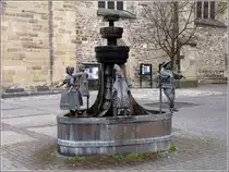 Der St�ndebrunnen an der Johanniskirche in Osnabr�ck stellt mit beweglichen Figuren die ehemaligen Landst�nde dar. Geschaffen wurde der Brunnen von Bonifatius Stirnberg, einem Beuys-Sch�ler. 10.09.2011