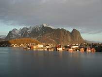 Reine liegt auf einer Halbinsel. im Hintergrund sieht man den Solbj�rn, Lilanstinden und Rostadtindan. Die Berge ragen 672-700m aus dem Meer.