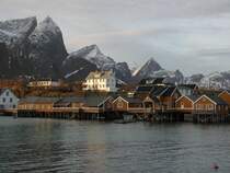 Auf Sakres�ya befindet sich die sch�nste Rorbuer-Anlage. Robuer sind auf Stelzen gebaute Wohnunterk�nft f�r die vielen Fischer, die als Saisonarbeiten auf die Lofoten kommen. Die Heringsaison geht von Ende Okktober bis Ende Dezember. Danach kommt der Dorsch. Er wird bis Ende M�rz gefangen.