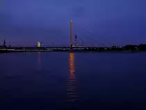 Oberkasseler-Br�cke am Rhein bei D�sseldorf um 6Uhr Morgens;110906