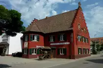 Wolfenweiler, bekannter Weinort im Markgr�flerland, der historische  Gasthof zum Ochsen , erbaut 1586, Aug.2011