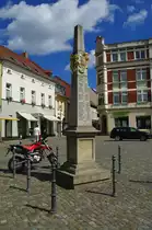 Senftenberg, kurs�chsische Posts�ule am Markt (24.07.2011)