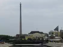 Der 220 m hohe Fernsehturm von Jekaterinburg wurde in den 80er Jahren begonnen und sollte urspr�nglich eine H�he von 400 m erreichen, wurde aber nie fertiggestellt. Er ist damit eine der gr��ten Bauruinen der Welt. (7.9.2011)