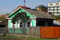 Zwischen Hotels und Villen der Neureichen finden sich im �rtchen Listwjanka am Baikalsee auch noch die typischen alten Holzh�tten. (11.9.2011)