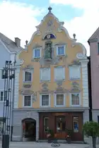 Mindelheim, Maximilianstra�e: dieses sch�ne Haus mit dem interessanten Giebel und Malerei beherbigt einen Weltladen (Unterallg�u/August 2011)