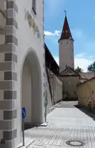 Mindelheim (Unterallg�u): Neben dem Oberen Tor verl�uft ein Teil der Stadtmauer mit weiterem Turm (August 2011)