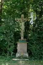 Freiburg im Breisgau, Gedenkkreuz f�r 64 Tote und �ber 200 Verletzte, eines der schwersten Eisenbahnungl�cke in Deutschland, am 3.9.1882, damals weit vor der Stadt , geschehen bei einem schweren Unwetter, Aug.2011