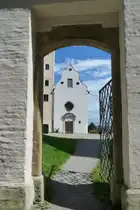 Mindelburg oberhalb von Mindelheim mit Blick durch ein Tor auf die Kapelle (Unterallg�u/August 2011)