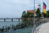 Wasserburg am Bodensee (Landkreis Lindau): Halbinsel mit Br�cke zum F�hranleger, kath. Kirche St. Georg am Hafen; im Hintergrund ein F�hrschiff der BSB (August 2011)
