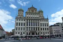Augsburg - Rathaus mit Stra�enbahn davor, die durch die Maximilianstra�e f�hrt (August 2011)