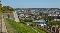 Blick vom Weinhang unterhalb der Festung Marienberg auf W�rzburg. (02.10.2011)