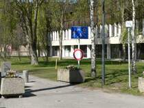 Heitere Schildkombination in der Wuhlheide. Man nehme dieses, man nehme jenes - heraus kommt eine Spielstra�e mit Einfahrtverbot in der Wuhlheide. Auch der Europaradweg R1 (kleines Hinweisschild rechts) ist hier, wenn man nicht nur nach dem Motto  man weiss ja wie es gemeint ist  fahren will, zur Schiebestrecke degradiert. 7.4.2007