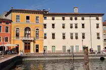 RIVA del Garda (Provinz Trento), 29.09.2011, Blick von der Piazza Catena auf das Rathaus