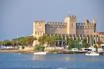 TORRI del Benaco (Provinz Verona), 29.09.2011, Blick vom See auf die Scaligeri-Burg