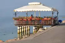 TORRI del Benaco (Provinz Verona), 29.09.2011, exponiert gelegenes Restaurant am See nahe des Hafens