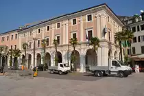 SAL� (Provincia di Brescia), 30.09.2011, Piazza Vittoria mit dem Palazzo Municipale