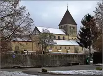 Rundgang durch St. Georg. Ganz frei am Feld steht die �lteste weitgehend unver�nderte Kirche S�ddeutschlands am Eingang zur Insel Reichenau. Hier der Blick eher typisch �ber den Friedhof. Januar 2010.