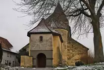 Rundgang durch St. Georg. Ganz frei am Feld steht die �lteste weitgehend unver�nderte Kirche S�ddeutschlands am Eingang zur Insel Reichenau. Hier die Westseite. Im Winter gibt es kaum Touristen, die Stimmung ist beeindruckend. Januar 2010.