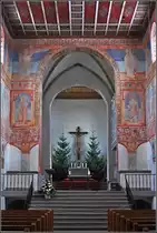 Rundgang durch St. Georg. Blick in den nicht ganz stilechten Chor. Reichenau, Januar 2010.