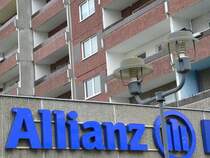 Mal ein Schnappschuss. W�hrend die H�userfassaden teilweise noch dem Original entsprechen, hat sich die Werbe- und Gesch�ftswelt nat�rlich der heutigen Zeit angepasst. Hohensch�nhausen, 8.4.2007