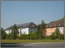 Bei den Zietenterassen in G�ttingen handelt es sich um das Gel�nde der ehemaligen Zietenkaserne der Bundeswehr, also eine Konversionsfl�che. Nachdem die Kaserne 1993 aufgegeben wurde entstand dort ein neues Viertel mit Wohnraum, kleineren Unternehmen, Freizeitangeboten usw. Dabei wurden sowohl die alten Kasernengeb�ude umgebaut und neu genutzt, als auch neue Geb�ude insbesondere f�r Wohnzwecke gebaut. Hier im Bild alte, modernisierte Kasernengeb�ude, aufgenommen am 24.04.2011.