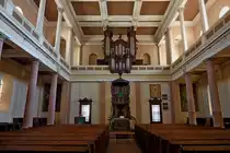Reichenweier (Riquewihr) im Elsa�, der Innenraum der evangelischen Kirche, Besonderheit sind Kanzel und Orgel �ber dem Altar, Sept.2011 