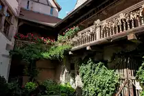 Reichenweier im Elsa�, der Adrihof, Innenhof mit Brunnen und Holzgalerie aus dem 14.Jahrhundert, seit 1993 in die Liste der historischen Bauwerke Frankreichs aufgenommen, Sept.2011