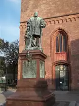 Berlin-Spandau, Bronzestandbild Kurf�rst Joachim II., 1889 von Erdmann Encke, an der Westseite der St. Nikolaikirche (25.10.2011)