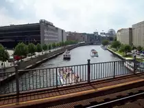 Berlin, Bahnhof Friedrichstra�e, Blick vom Bahnsteig auf die Spree mit Ausflugsschiffen (08.06.2010)
