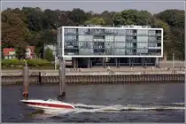 Hamburg: modernes Wohnhaus an der Elbe. 02.10.2011