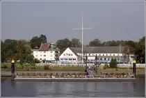 Vor dem Schulauer F�hrhaus in Wedel werden vom Willkomm-H�ft aus die nach Hamburg ein- und auslaufenden Schiffe durch Abspielen der jeweiligen Nationalhymne gegr��t. 02.11.2011