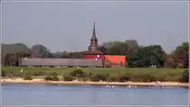 Brokdorf, die Dorfkirche von der Elbe aus gesehen. 02.10.2011