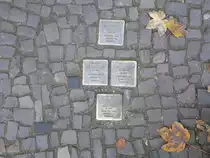 Stolpersteine in ganz Europa erinnern daran, dass die in Konzentrationslagern ermordeten Menschen nicht von irgendwo weit weg, sondern gleich von nebenan abgeholt wurden. Die Perspektive, dass es einzelne Menschen und Familien waren, die in normalen H�usern und Wohnungen lebten, bevor ihnen alle Rechte genommen und sie letztendlich abtransportiert wurden, l�sst die dahinterstehenden Schicksale leicht erahnen. 29.10.2011, Wandlitzstra�e Berlin