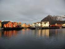 Henningv�r liegt an der s�dlichen Scherenk�ste von Austv�g�y. Der Ort verteilt sich �ber mehrere Inseln.