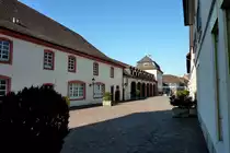Schwarzach, Blick von der Klosterbasilika zum Ort, links ein Teil der noch vorhandenen Klostergeb�ude, Sept.2011