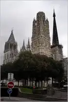 Die Kathedrale von Rouen ist fotografisch kaum einzufangen. Hier sind drei der insgesamt sieben T�rme zu sehen, die beiden T�rme des Hauptportals und der gusseiserne Turm �ber der Vierung. Er ist mit 151 m H�he der h�chste Kirchturm Frankreichs. 05.10.2011