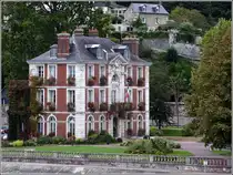 Das Rathaus von Caudebec-en-Caux liegt direkt am Ufer der Seine. 05.10.2011