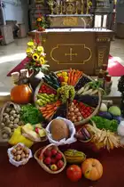 Wertach, Pfarrkirche St. Ulrich und Josef, Erntedankschmuck vor dem Volksaltar 
(04.10.2011)