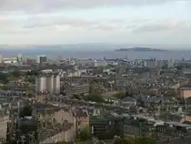 Edinburgh am 21.10.2010, Blick vom Calton Hill auf den Firth Of Forth zwischen Portobello und Leith Docks.