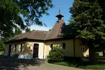 Holzhausen bei Freiburg, die Friedhofskapelle von 1914, die Einsegnungshalle wurde 1983 angebaut, Juli 2011
