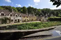 Castle Combe-Grafschaft Wiltshire. Am Bach an der Hauptstrasse im s�dlichen Ortseingang. Man f�hlt sich in eine andere Zeit versetzt. 28.8.2009