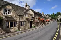 Castle Combe-Grafschaft Wiltshire. Die Hauptstrasse des kleinen Ortes beeindruckt mit ihrer langen H�userreihe. 28.8.2009
