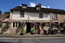 Castle Combe-Grafschaft Wiltshire. Na, wie sieht es wohl drinnen aus im jahrhunderte alten Hotel   The Castle Inn  ? 28.8.2009