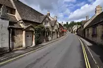 Castle Combe-Grafschaft Wiltshire,S�dwestengland. Zur�ck ins Mittelalter. In dieser Strasse - The Street - wurden auch schon mehrere Filme aus vergangenen Jahrhunderten gedreht ( siehe Kalenderblatt (ID29721). 28.8.2009