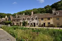 Castle Combe-Grafschaft Wiltshire. Langsam w�chst der Bach zu bei der kleinen Br�cke an der Hauptstrasse - The Street - am s�dlichen Ortseingang. Bestes Fotowetter an diesem Tag, zwei Jahre sp�ter nur Regen in Castle Combe, nur gut, dass die meisten Fotos schon damals gemacht wurden. 28.8.2009