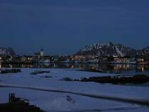 Blick auf Svolv�r in der Blauen Stunde an einem M�rzaben 2004.