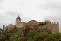  An der Saale hellem Strande / stehen Burgen stolz und k�hn./ Ihre D�cher sind zerfallen / und der Wind streicht durch die Hallen / Wolken ziehen dr�ber hin. 
Diese Verse des Volksliedes, welches Franz Kugler 1826, auch mit Bezug auf die Burgen in Halle, auf der Rudelsburg bei Bad K�sen verfasst hatte, gingen mir durch den Sinn, als ich am 05.10.2011 diese Aufnahme von der hoch �ber der Saale, auf einem Porphyrfelsen errichteten, Burg Giebichenstein machte.
